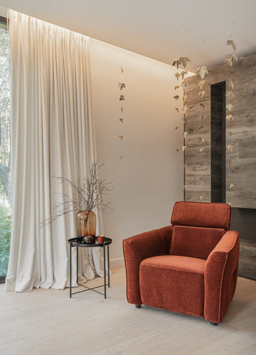 Kényelmes, rozsdabarna fotel állítható fejtámlával